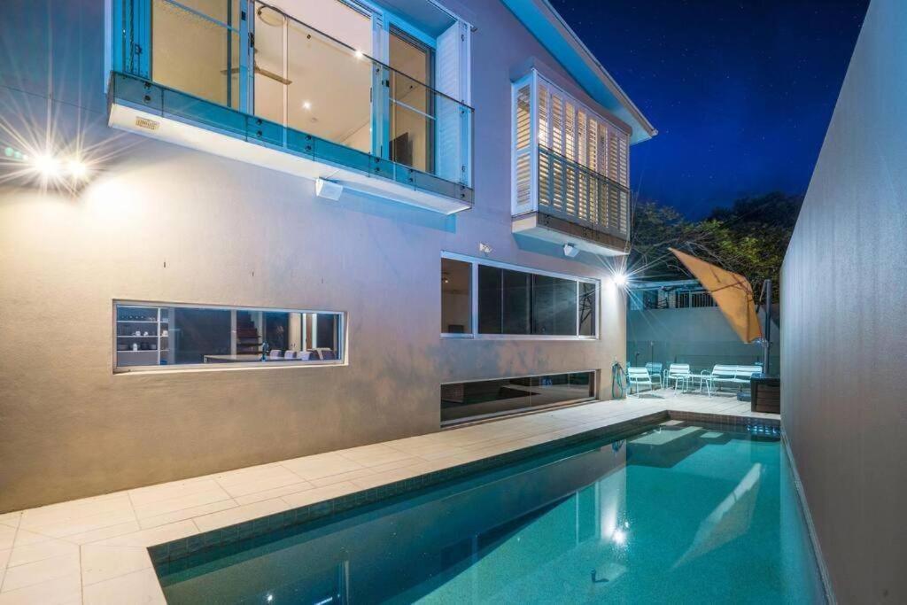 Large Spacious 4br4b Surfers With Pool 1 Holiday home Gold Coast