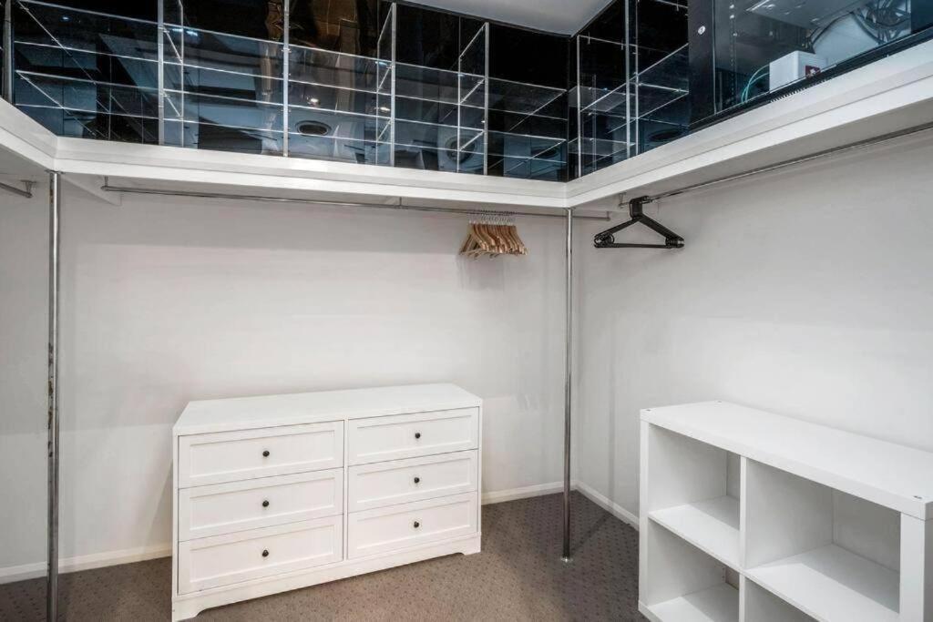 Large Spacious 4br4b Surfers With Pool 1 * Gold Coast