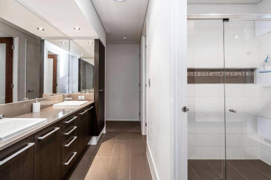 Large Spacious 4br4b Surfers With Pool 1 * Gold Coast