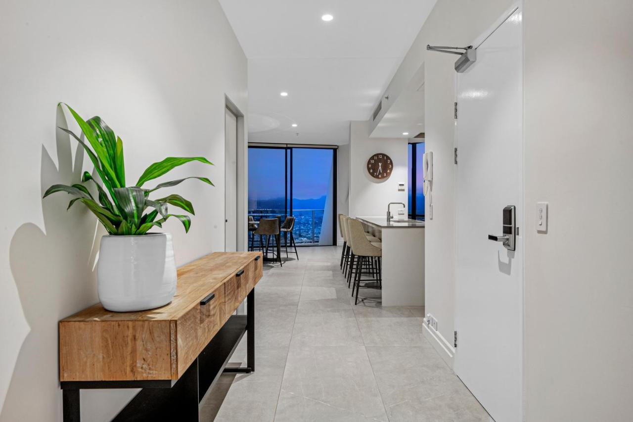 Apartment Circle On Cavill Sky High Ocean View Sub-penthouses - Self Contained & Privately Managed - Wow