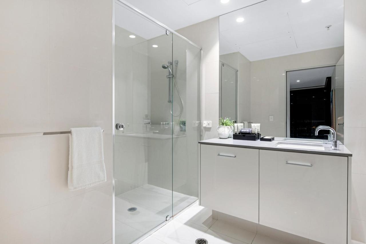 Apartment Circle On Cavill Sky High Ocean View Sub-penthouses - Self Contained & Privately Managed - Wow Gold Coast