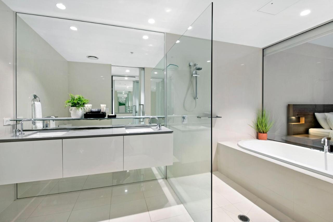 Circle On Cavill Sky High Ocean View Sub-penthouses - Self Contained & Privately Managed - Wow Apartment Gold Coast