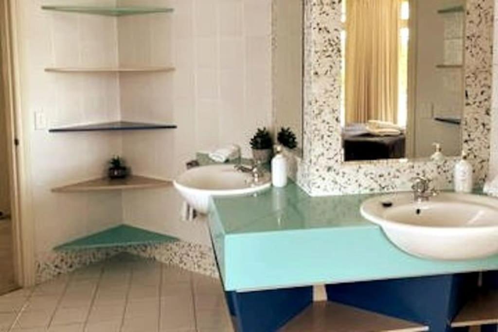 Extravagant Waterfront Home! Holiday home *