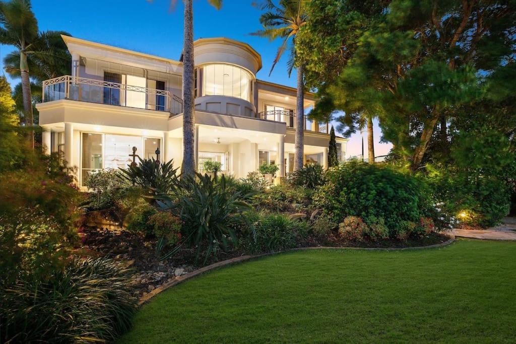 Extravagant Waterfront Home! *