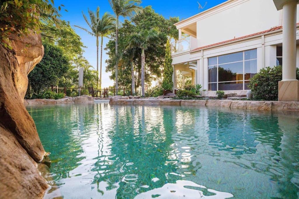 Extravagant Waterfront Home! *