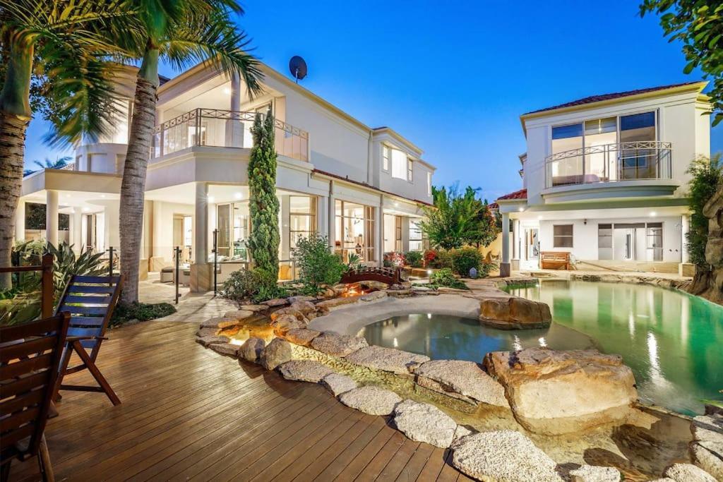 Extravagant Waterfront Home! * Gold Coast