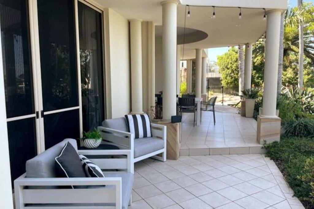 Extravagant Waterfront Home! Holiday home Gold Coast