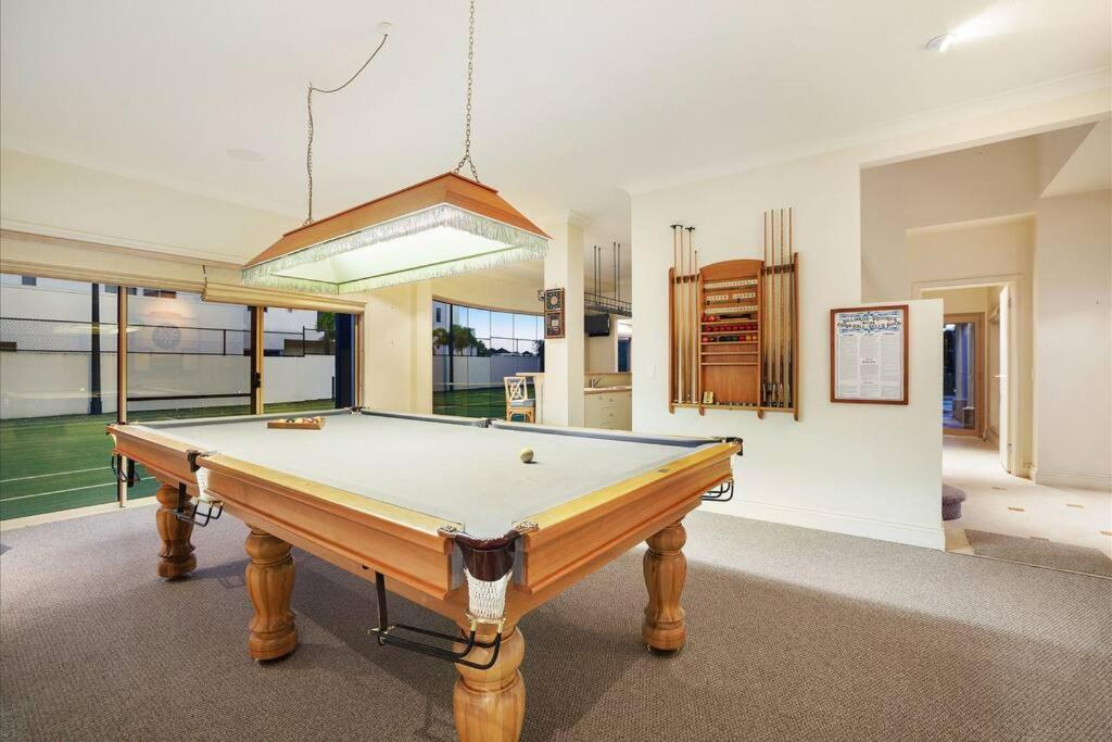 Extravagant Waterfront Home! Gold Coast