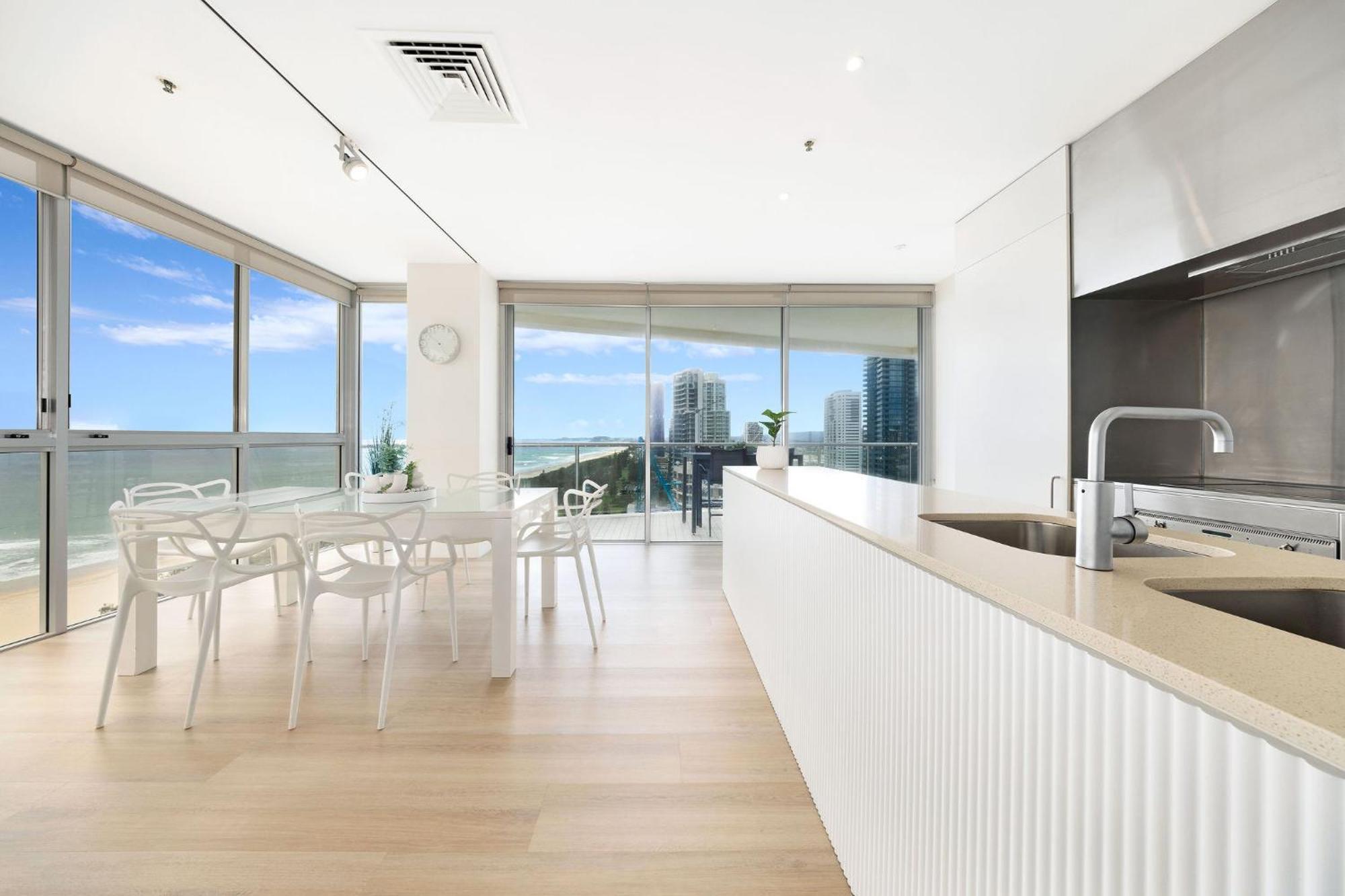 Ultiqa Air On Broadbeach 4*