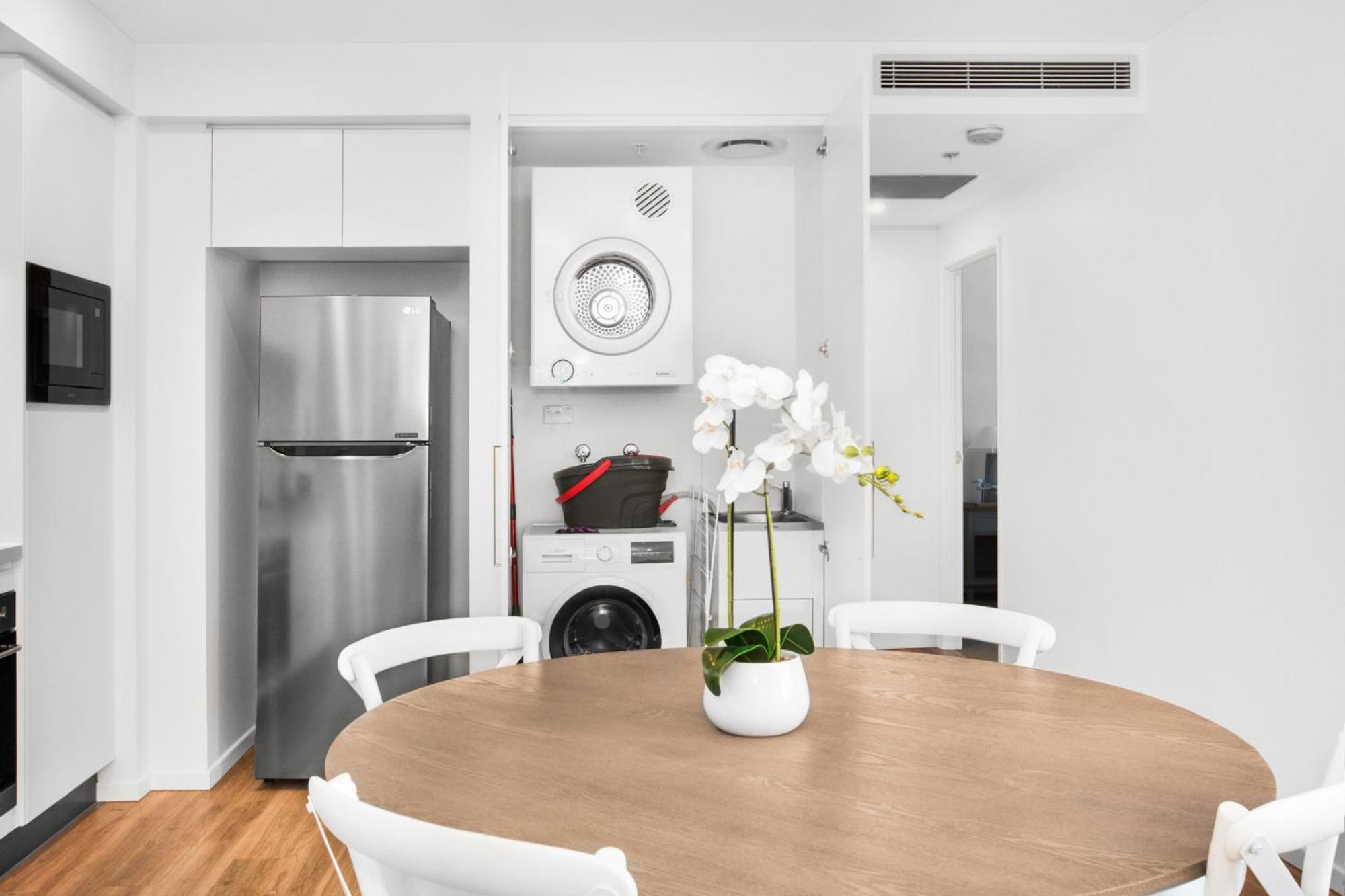 Surfers Paradise 2-bed Near With Pool & Gym Apartment *