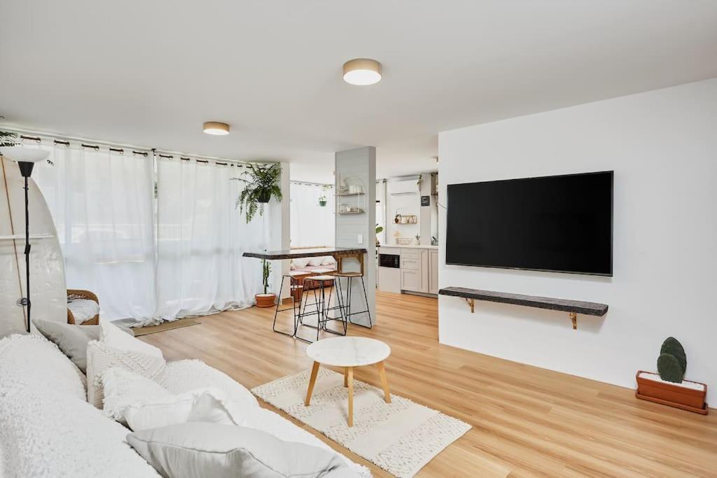 A Surfers Dream Apartment *