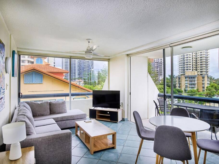 Broadbeach Hi Ho 2 Bedroom *