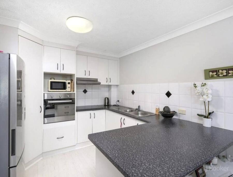 Apartment Southport Sykes Crt *