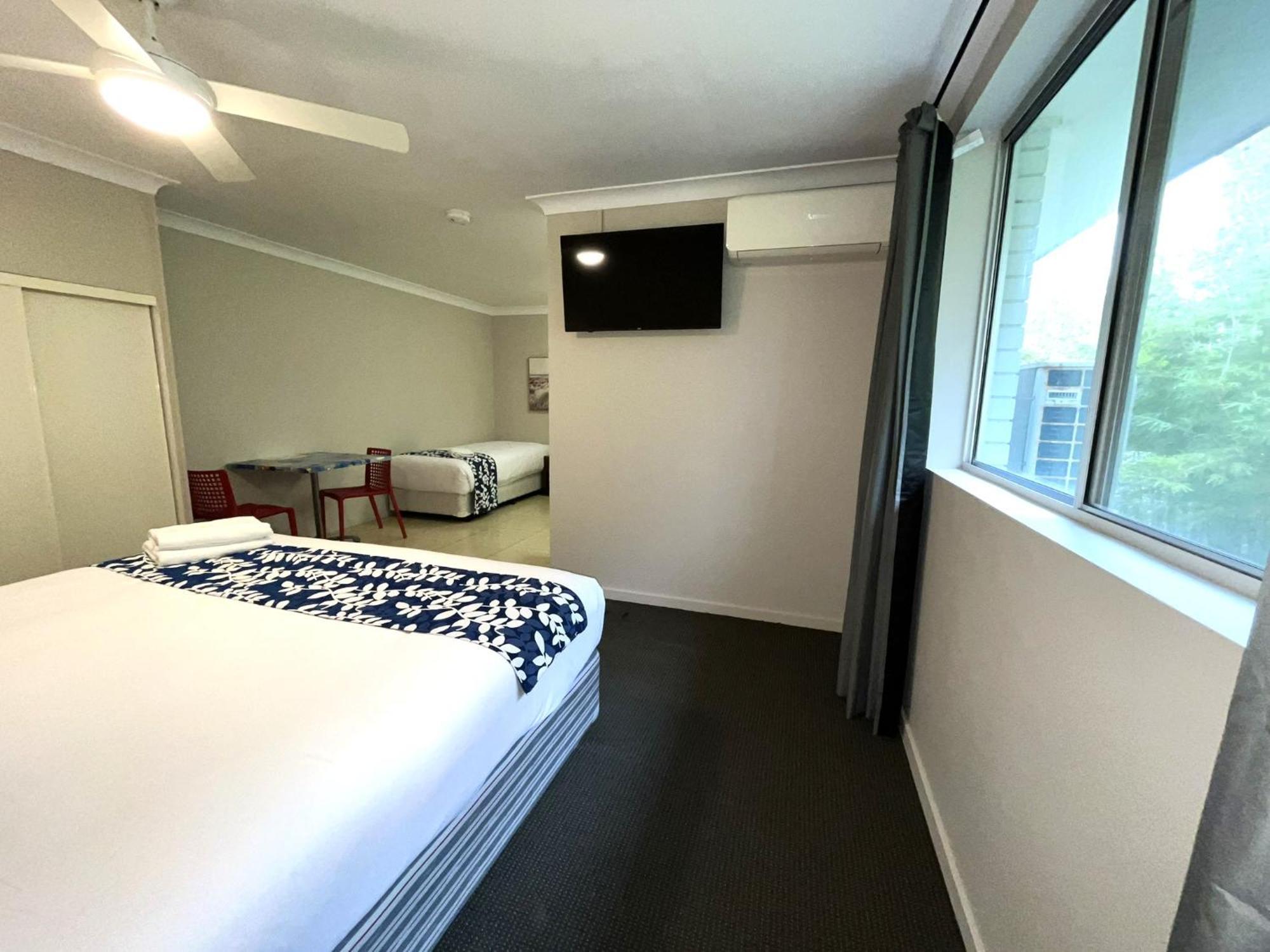 Browns Broadbeach Motel 3*