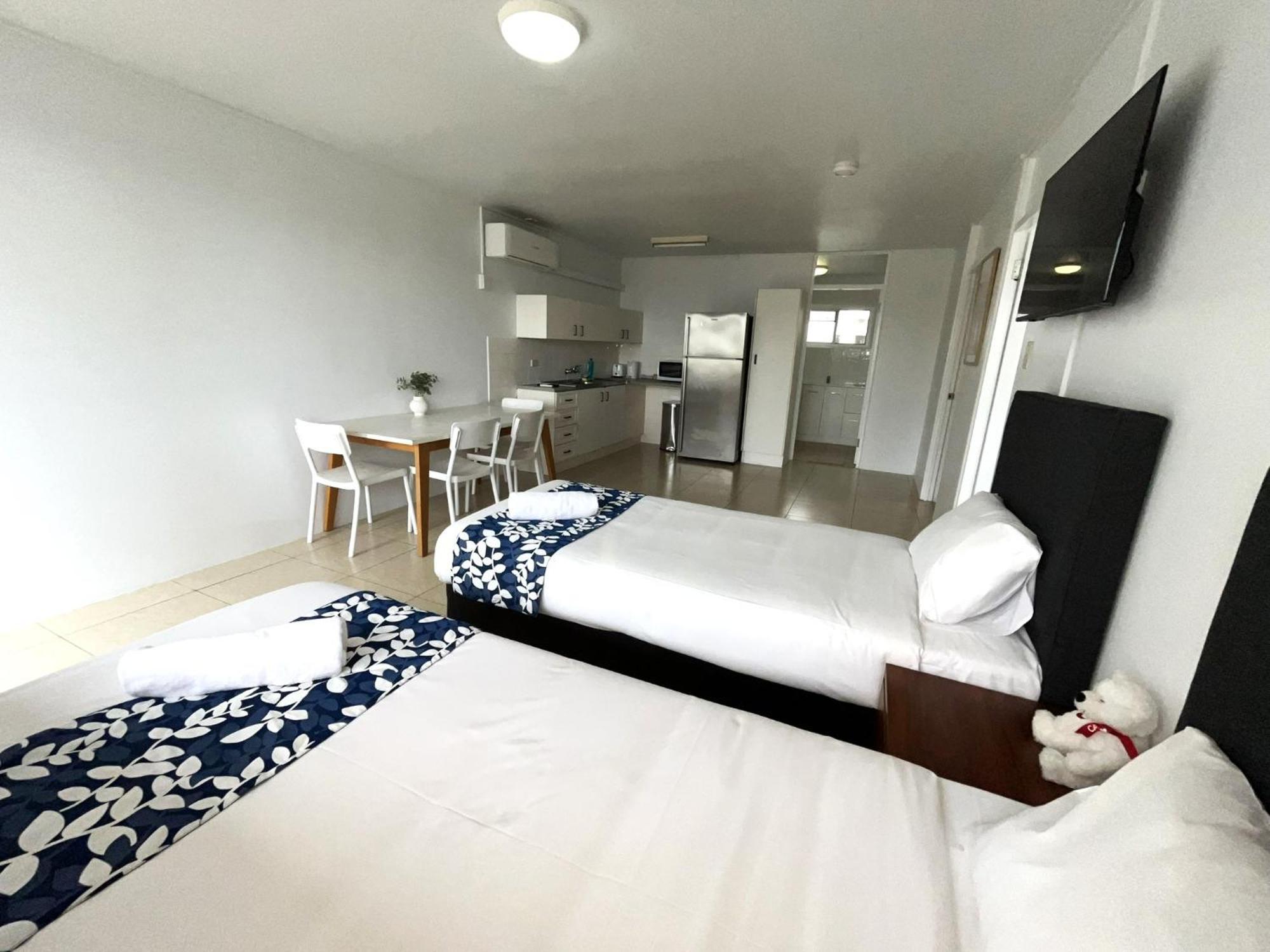 Browns Broadbeach Motel 3*