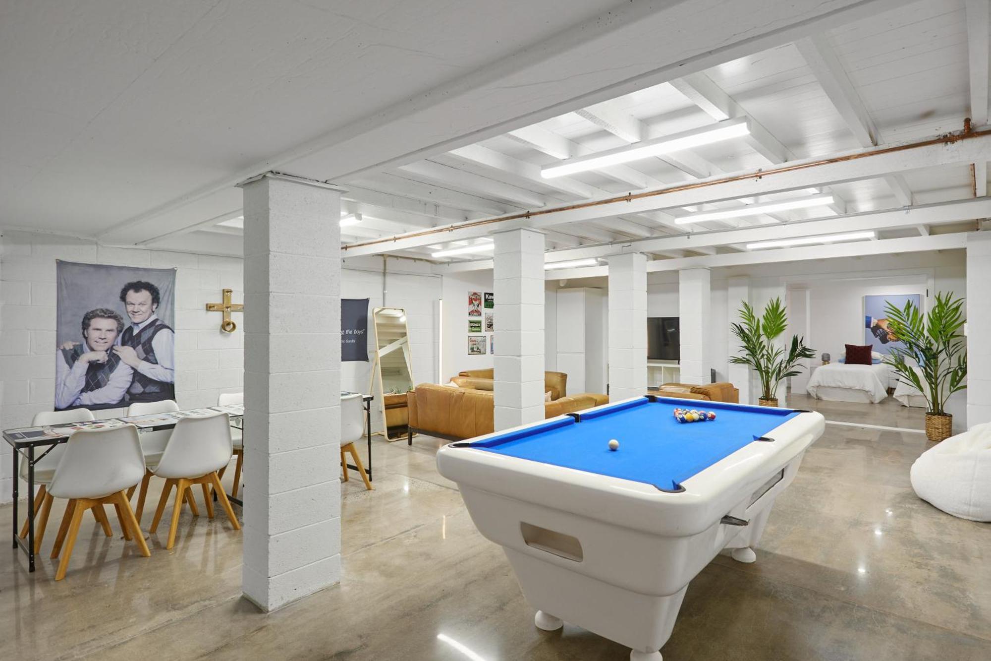 The Queenslander! Complete Entertainer - Huge - Stylish - Games - Full Level Pool - Smokehouse - Secure Parking - Yard #new! *