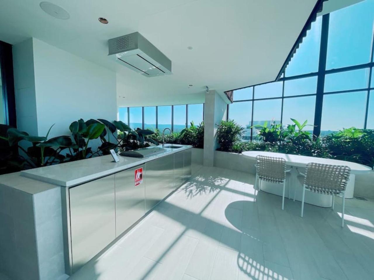 Ocean And River View Luxury 2bd With Prime Location * Gold Coast