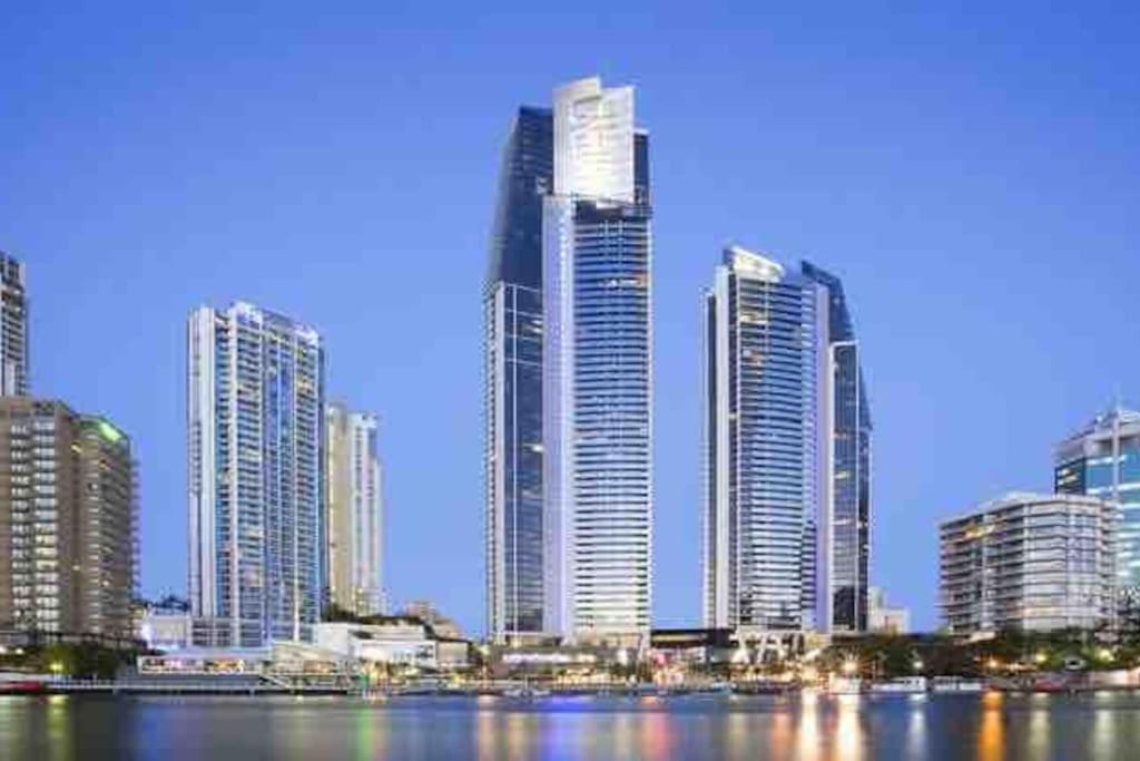 Circle On Cavil - Large Beach/mountain View Gold Coast