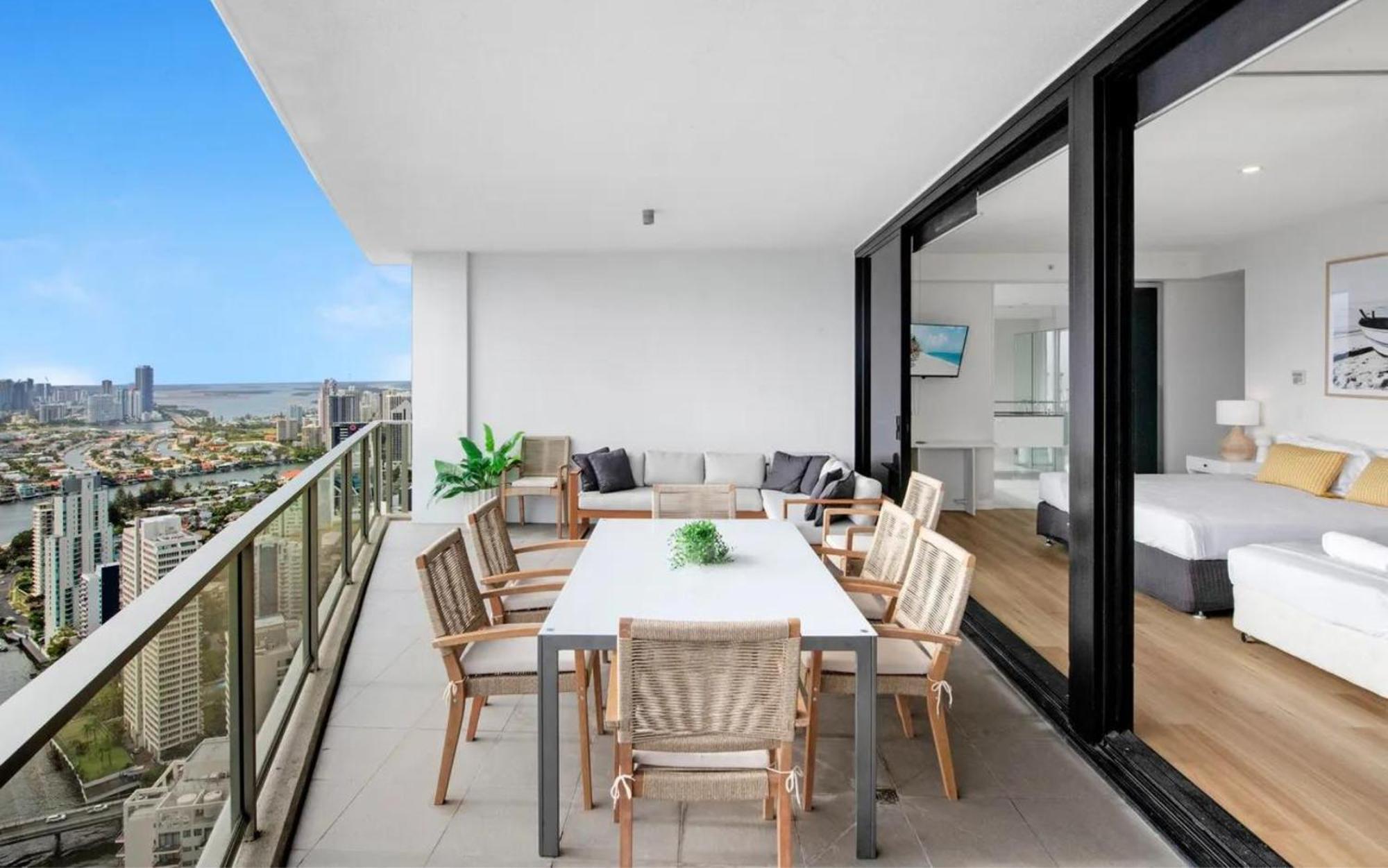 Circle On Cavill Surfers Paradise Mid Week Madness Deal - Q Apartment *