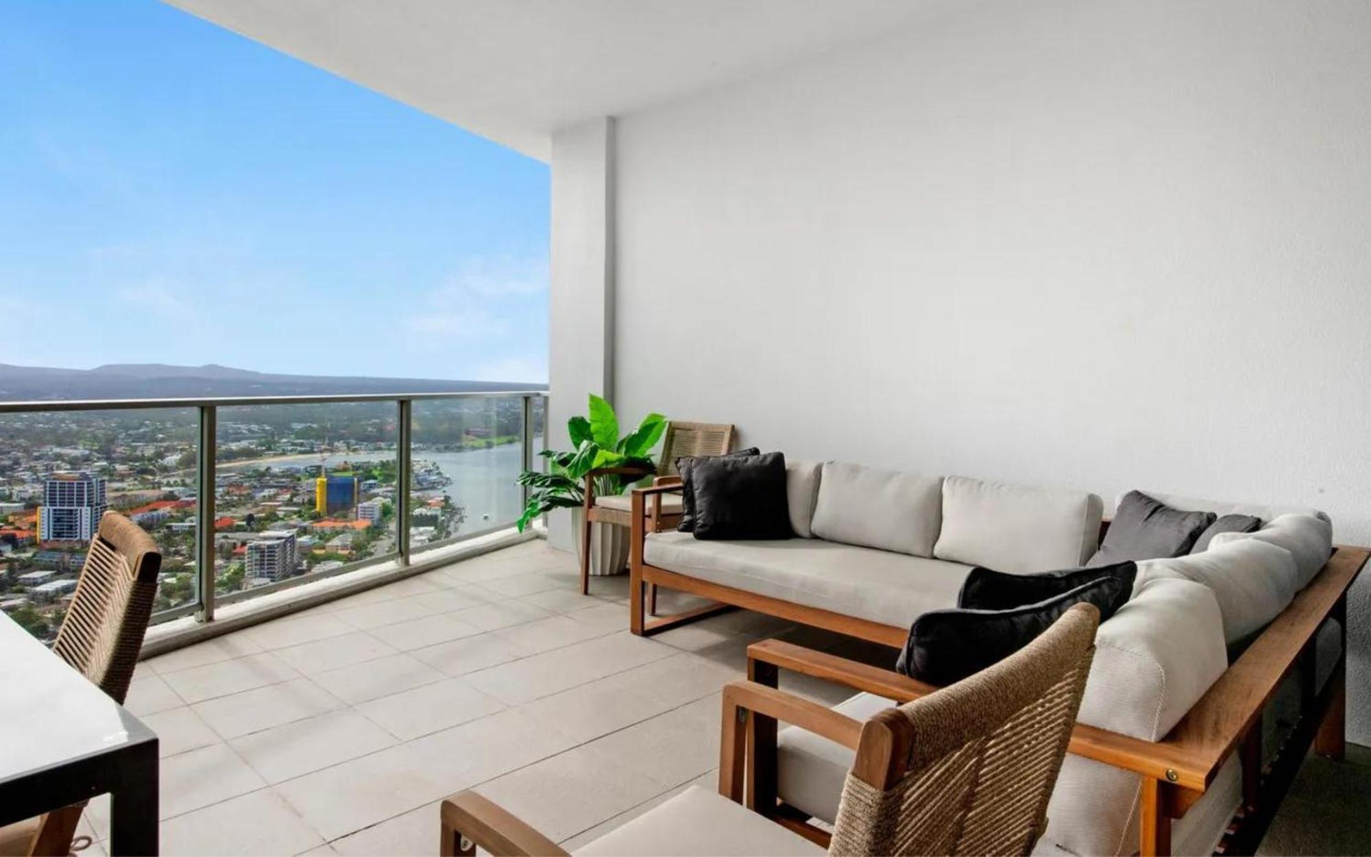 Apartment Circle On Cavill Surfers Paradise Mid Week Madness Deal - Q