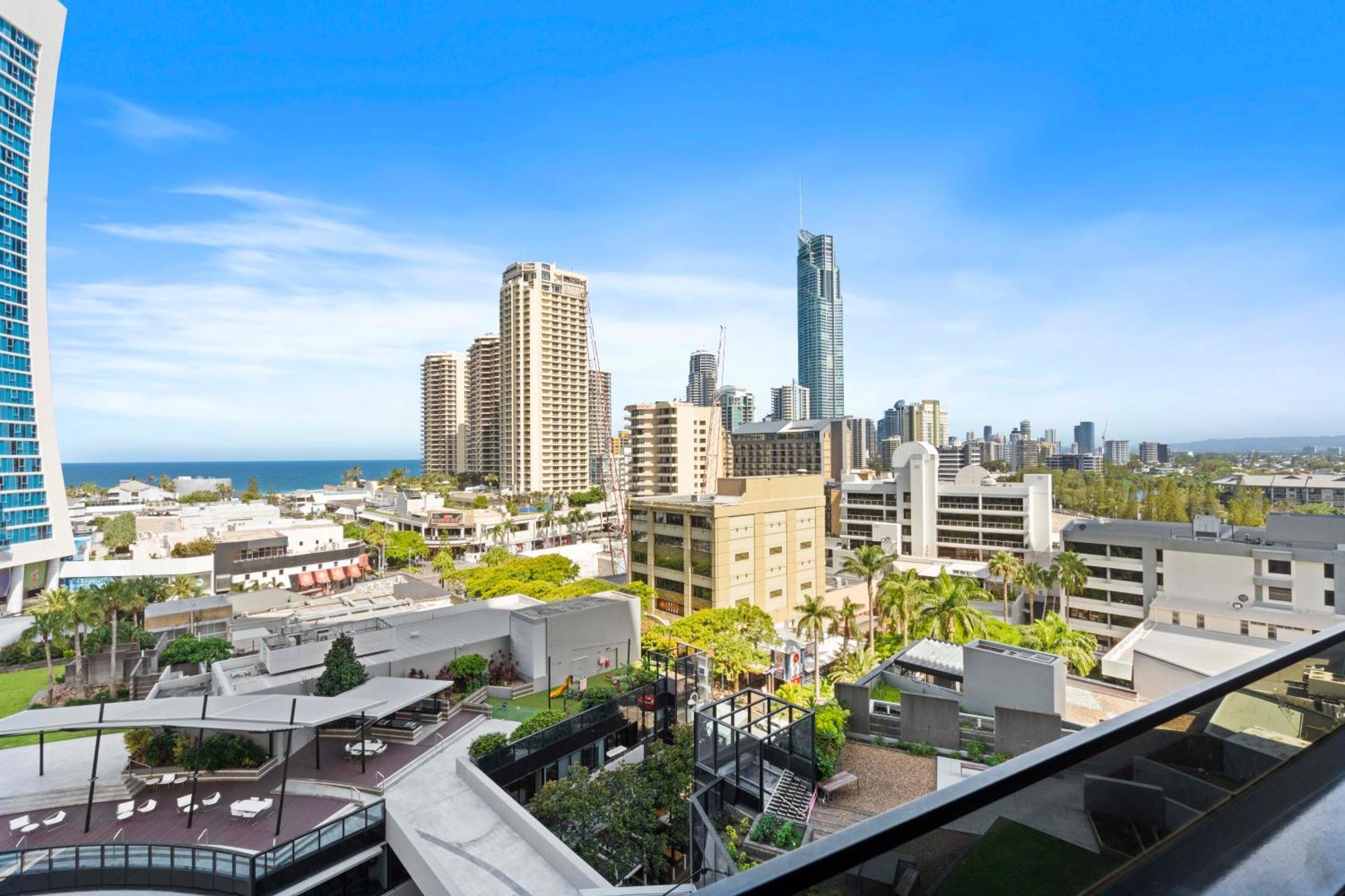 Apartment Circle On Cavill - Self Contained & Privately Managed - Wow