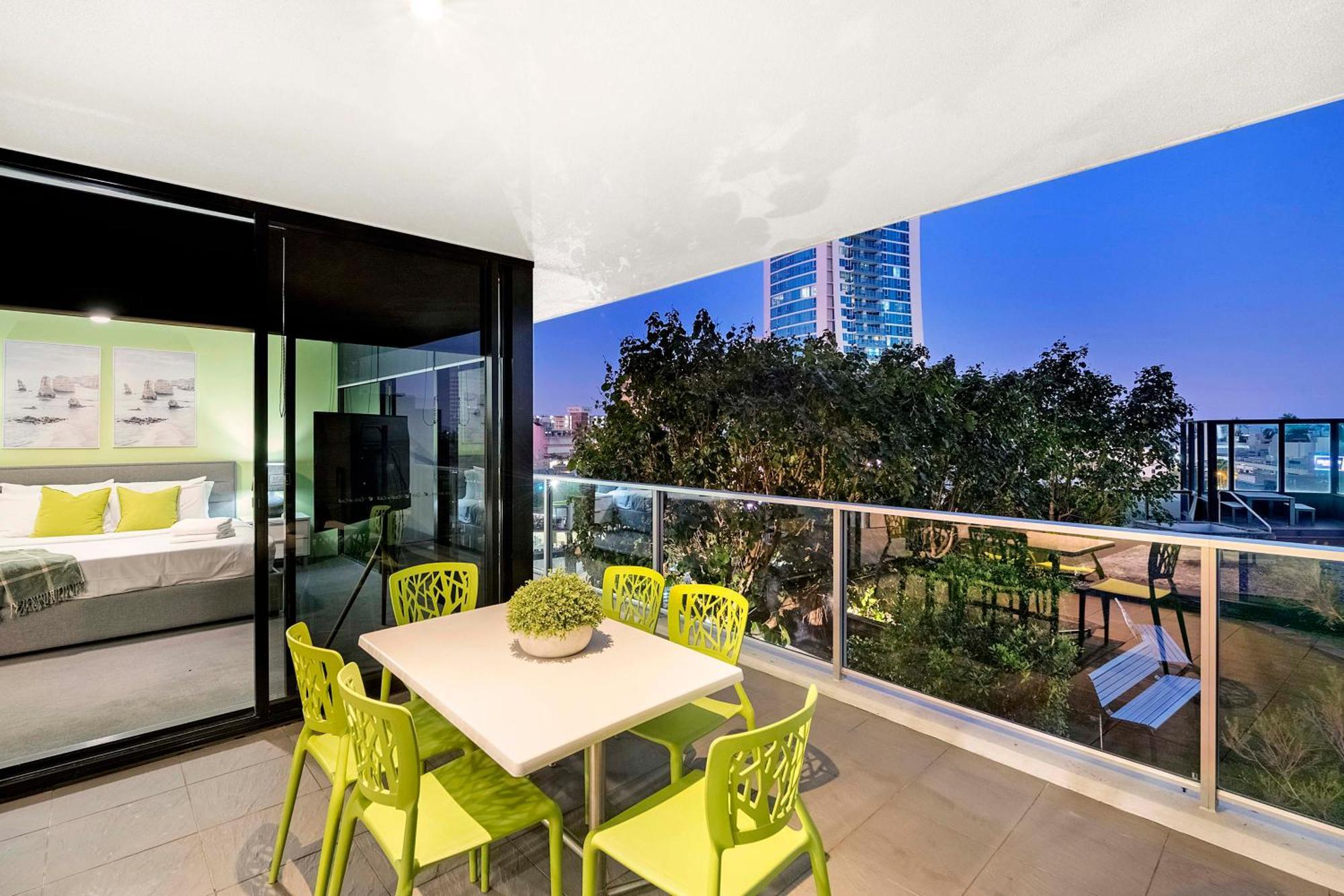 Circle On Cavill - Self Contained & Privately Managed - Wow Apartment *