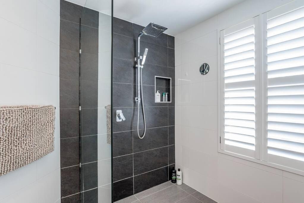 Relax In Style: 2br In Broadbeach Waters Apartment Gold Coast