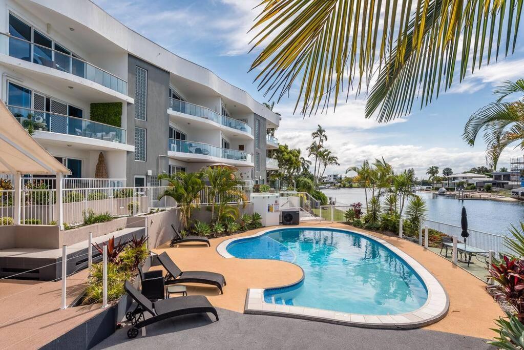 Relax In Style: 2br In Broadbeach Waters Apartment
