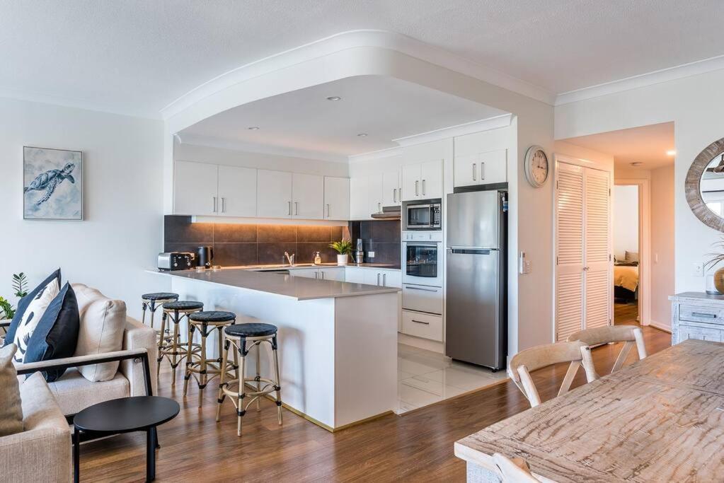 Relax In Style: 2br In Broadbeach Waters Apartment Gold Coast