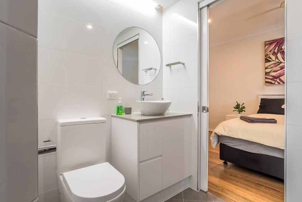 Relax In Style: 2br In Broadbeach Waters Apartment *