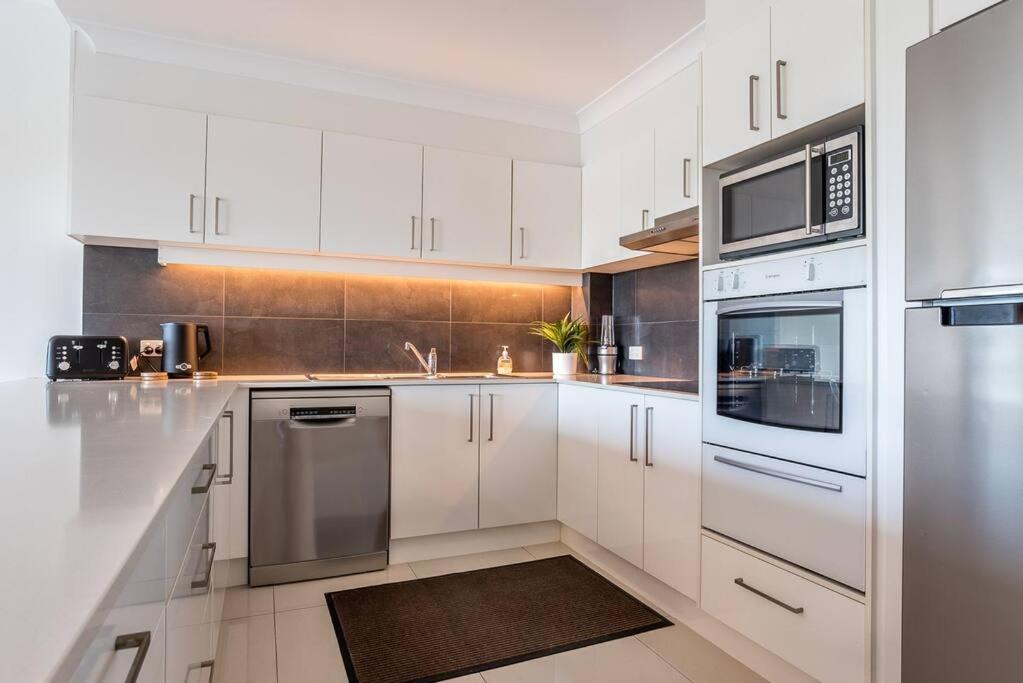 Relax In Style: 2br In Broadbeach Waters * Gold Coast