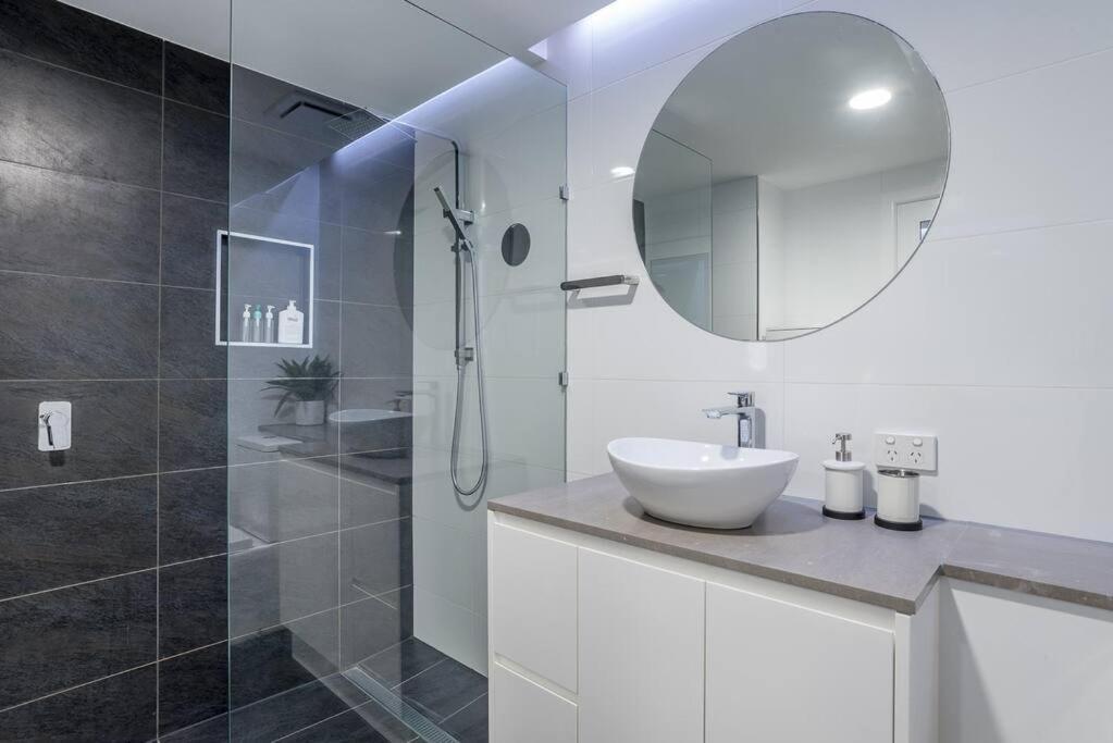 Apartment Relax In Style: 2br In Broadbeach Waters