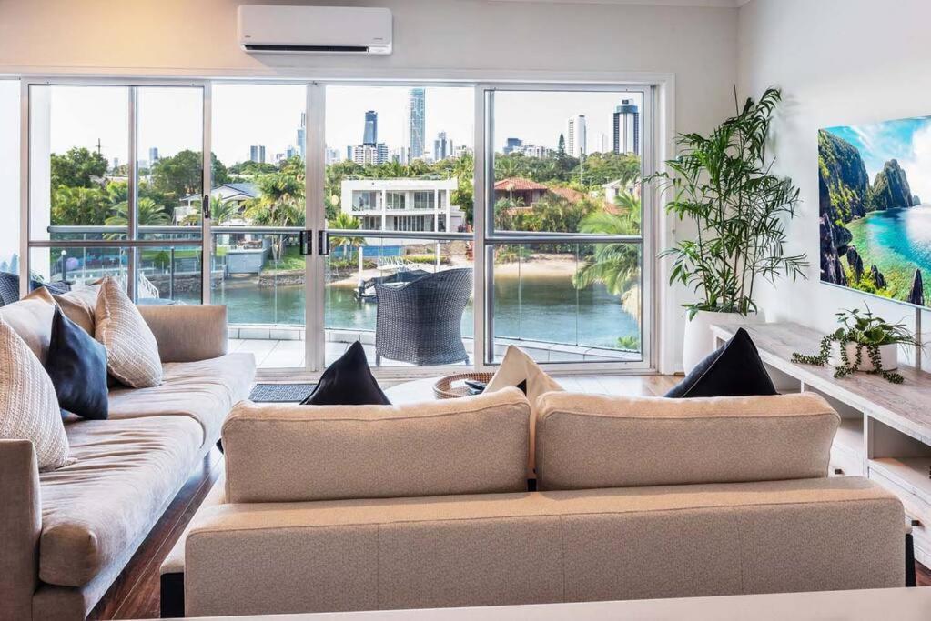 Relax In Style: 2br In Broadbeach Waters Gold Coast
