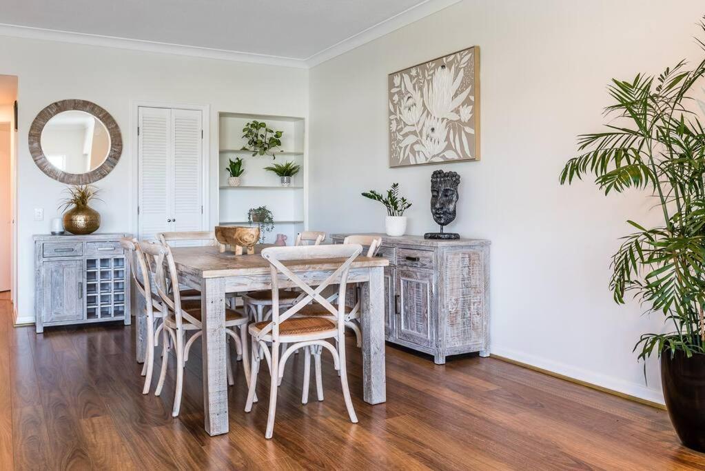 Relax In Style: 2br In Broadbeach Waters *
