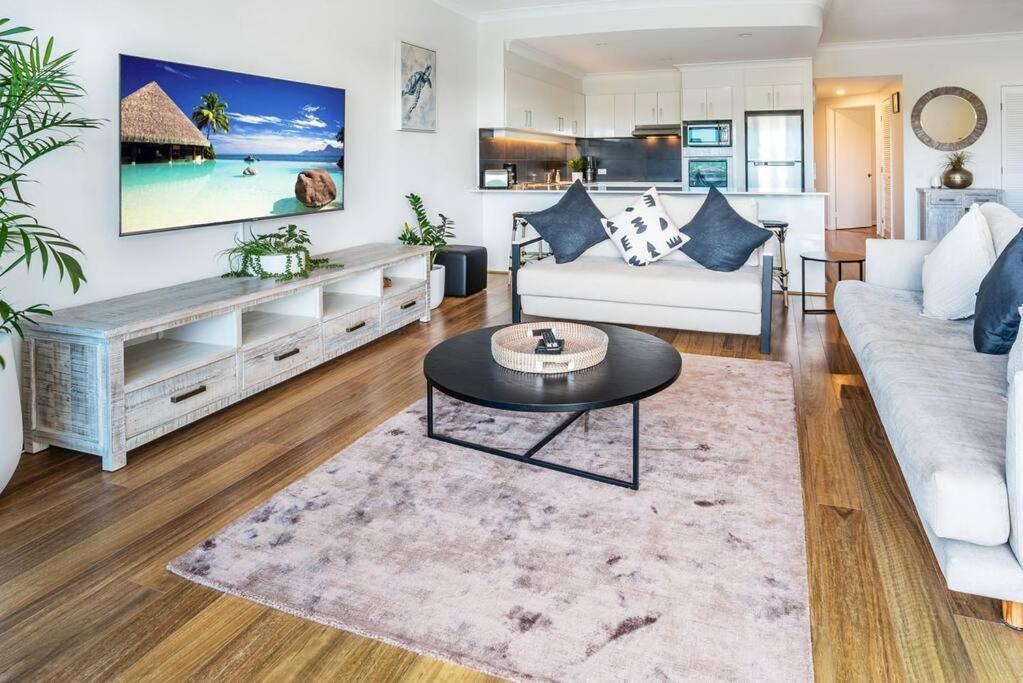 Relax In Style: 2br In Broadbeach Waters Apartment