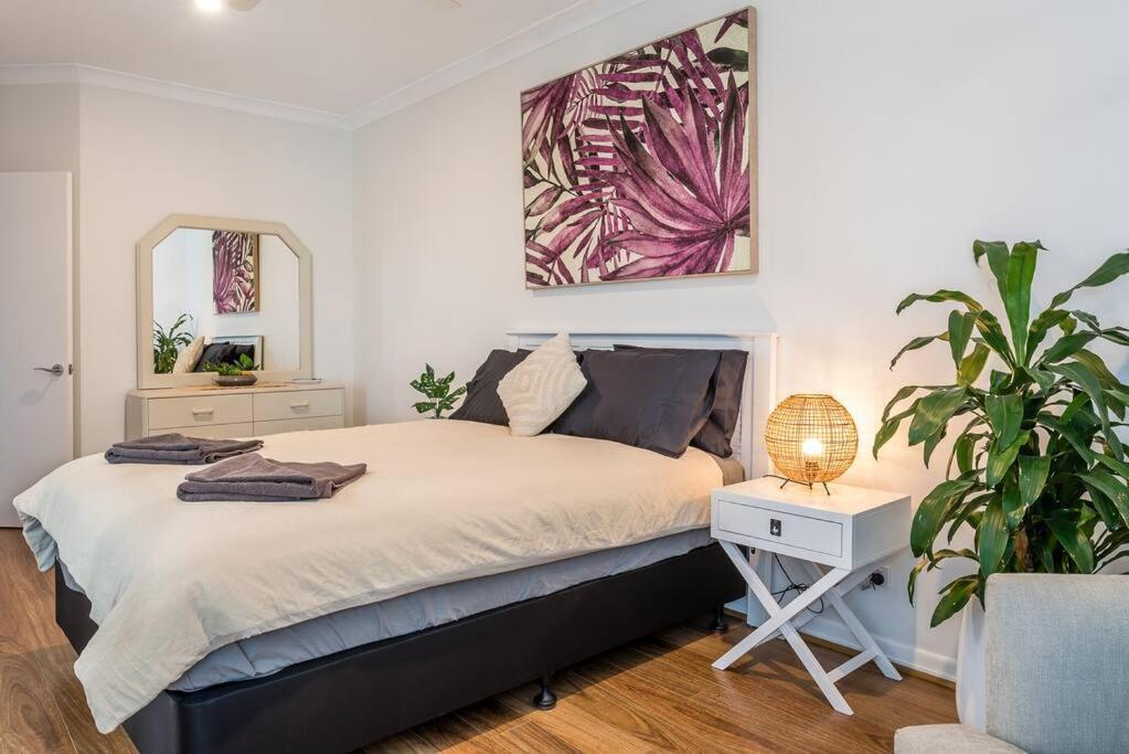 Relax In Style: 2br In Broadbeach Waters *