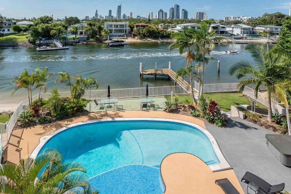 Relax In Style: 2br In Broadbeach Waters Apartment