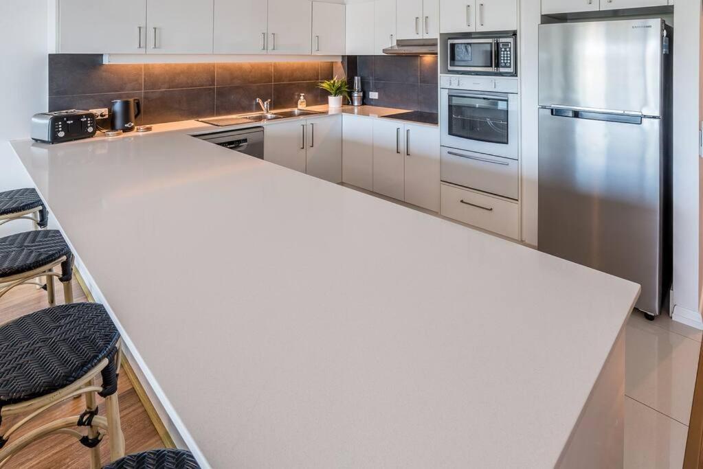 Relax In Style: 2br In Broadbeach Waters Gold Coast