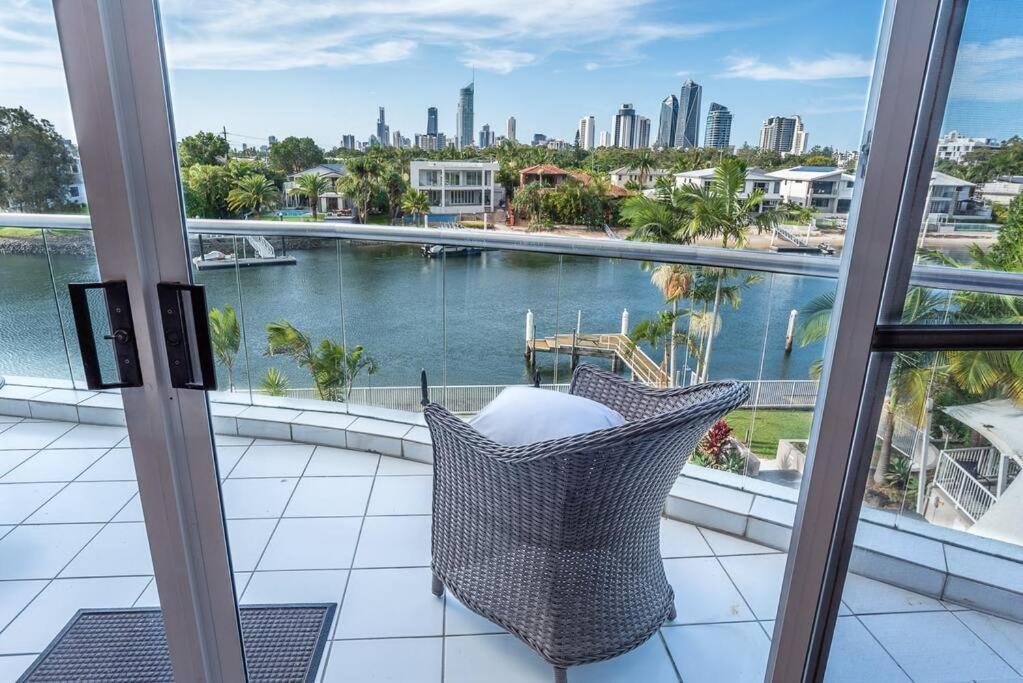 Relax In Style: 2br In Broadbeach Waters *