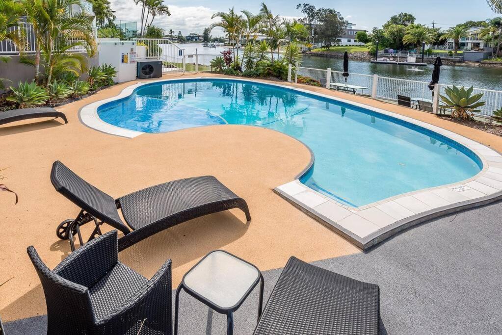 Apartment Relax In Style: 2br In Broadbeach Waters
