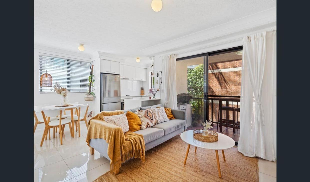 Broadbeach - No Housekeeping Apartment