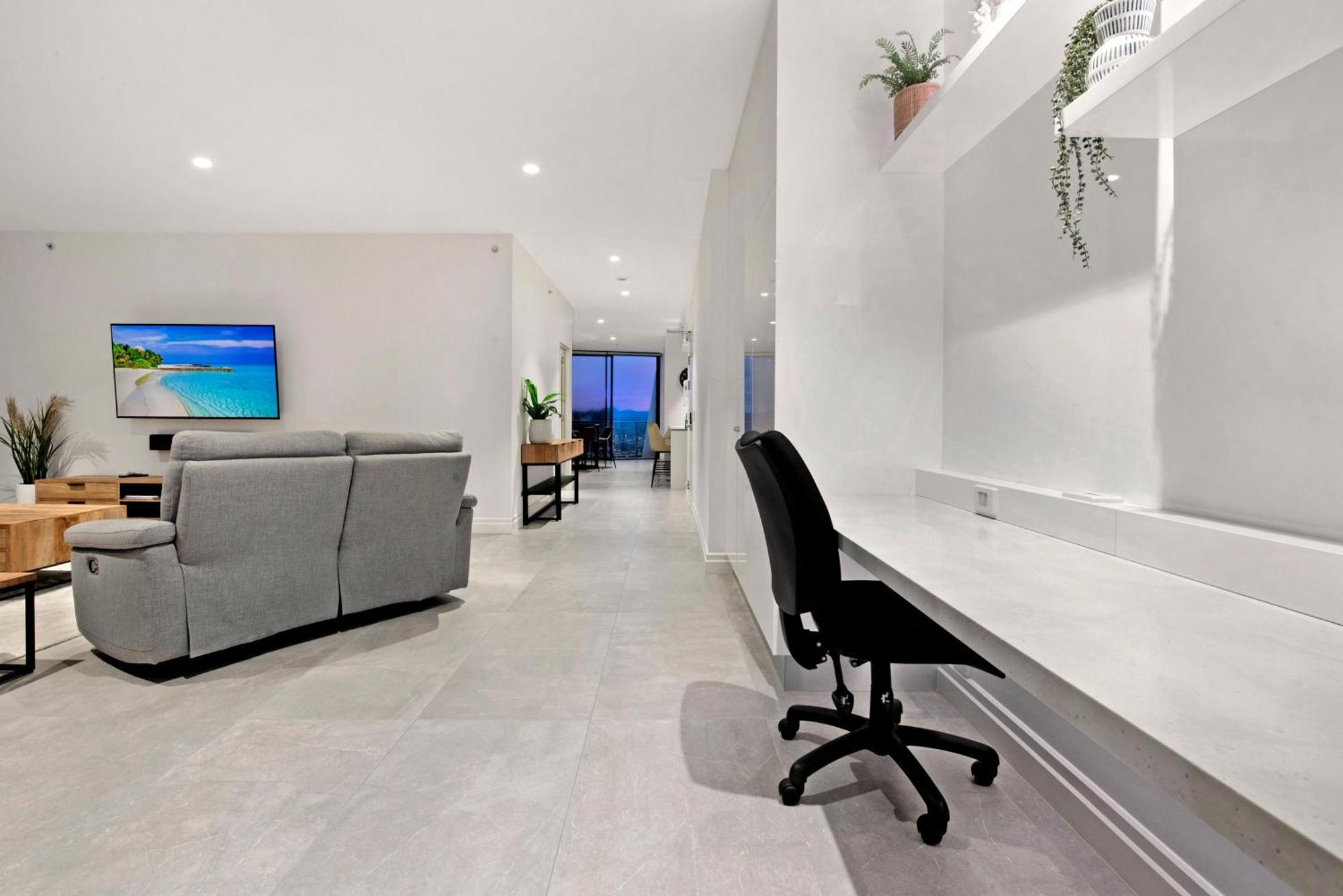 Circle On Cavill Sky High Ocean View Sub-penthouses - Self Contained & Privately Managed - Wow *