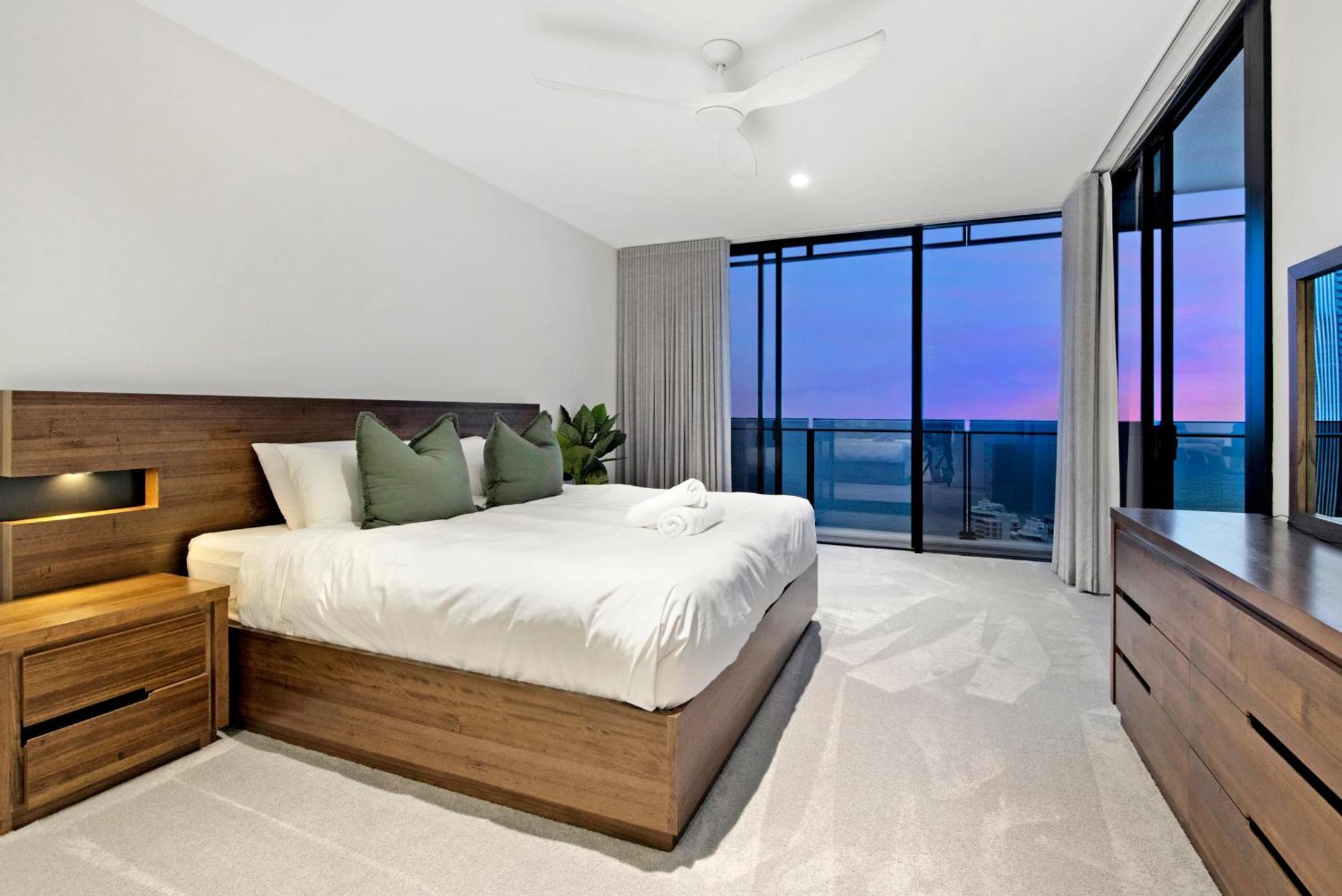 Circle On Cavill Sky High Ocean View Sub-penthouses - Self Contained & Privately Managed - Wow Gold Coast