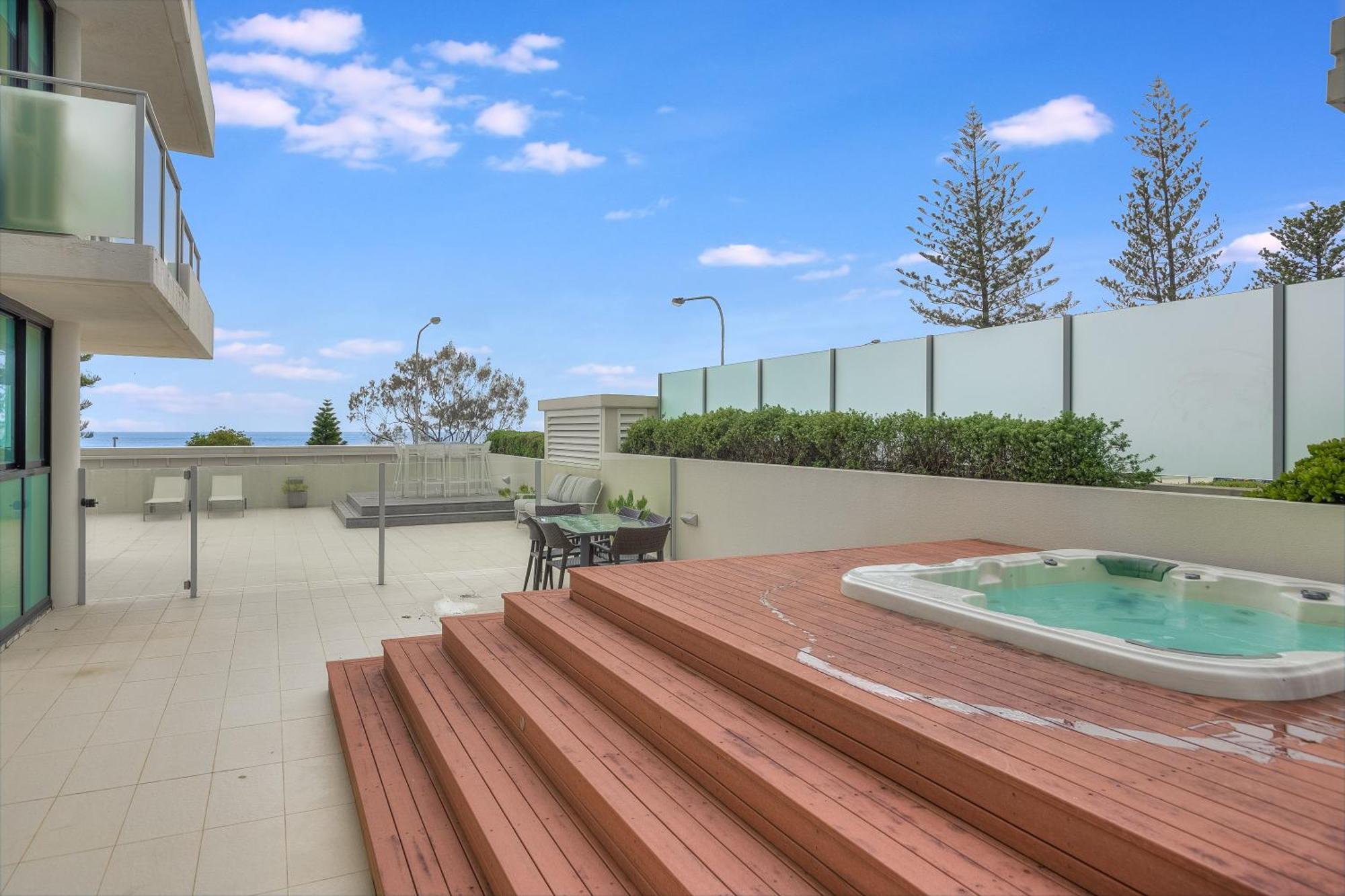 Pure Kirra Aparthotel 3*