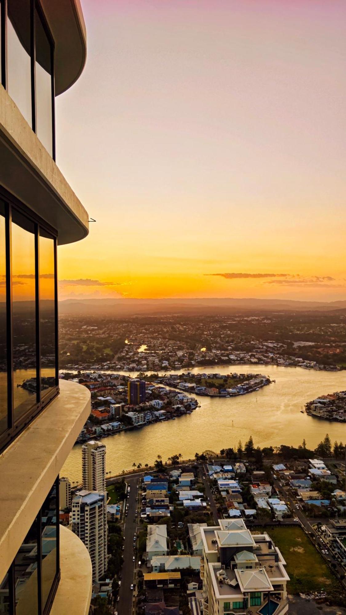 Surfers Paradise New Beachfront Apartment