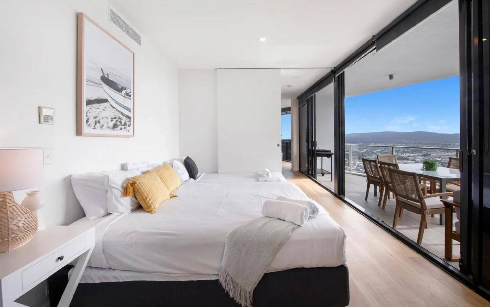 Circle On Cavill By Vaun * Gold Coast