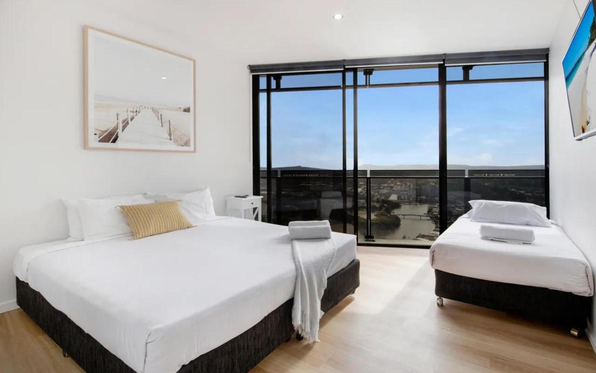 3 Bedroom 3 Bathroom Sub Penthouse Spa At Circle On Cavill - Q *