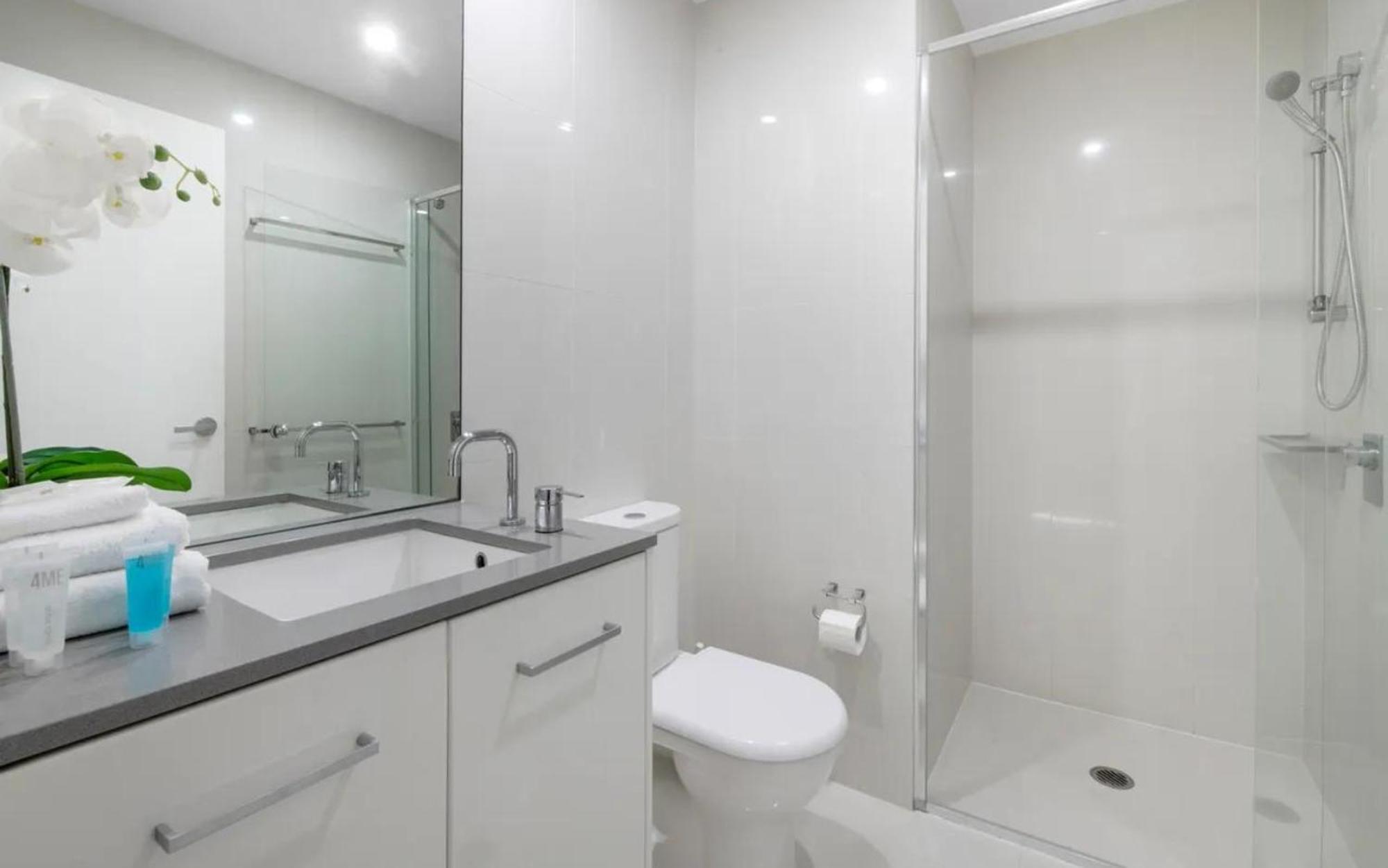 3 Bedroom 3 Bathroom Sub Penthouse Spa At Circle On Cavill - Q