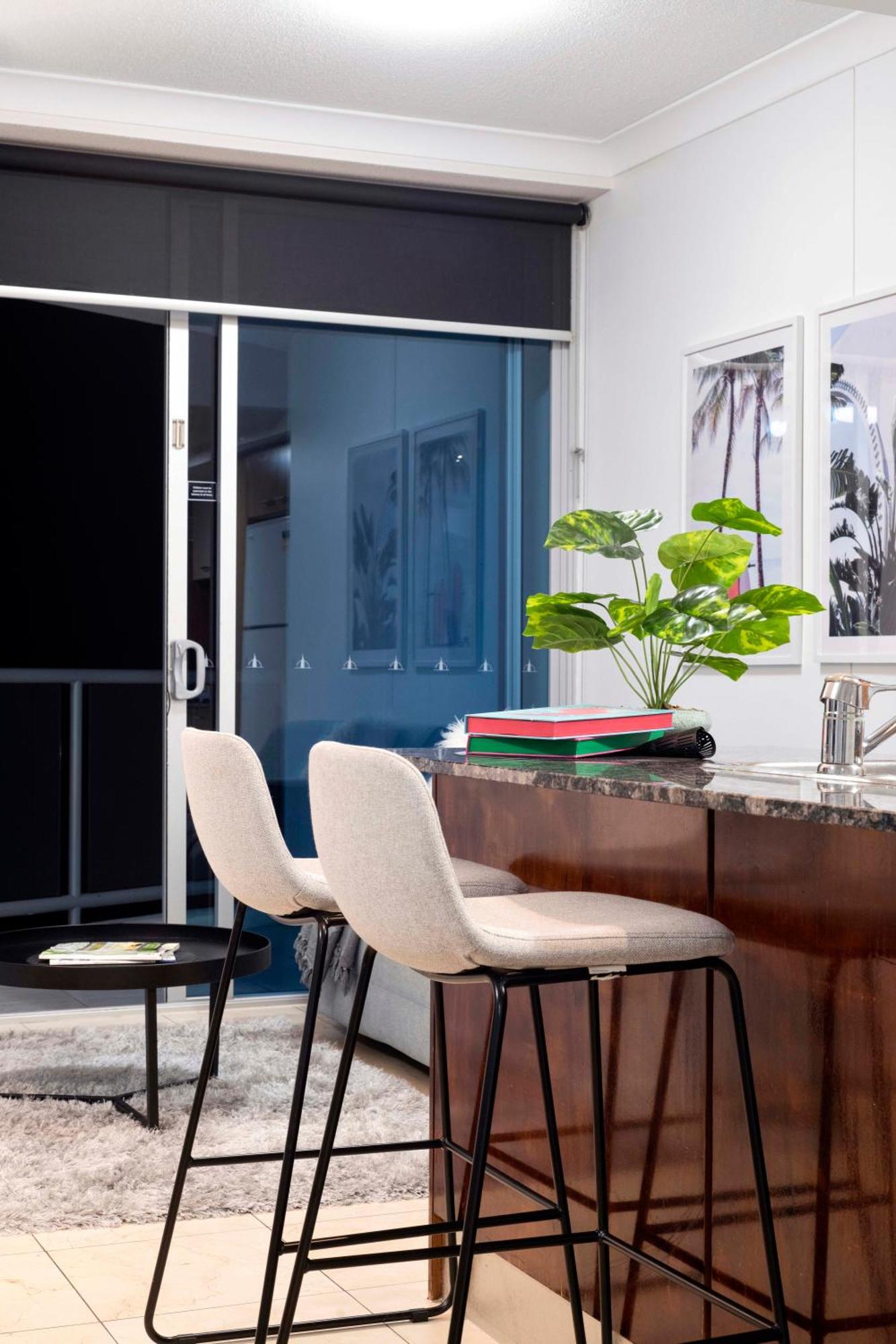 High Floor - Chevron Renaissance - Self Contained & Privately Managed - Wow