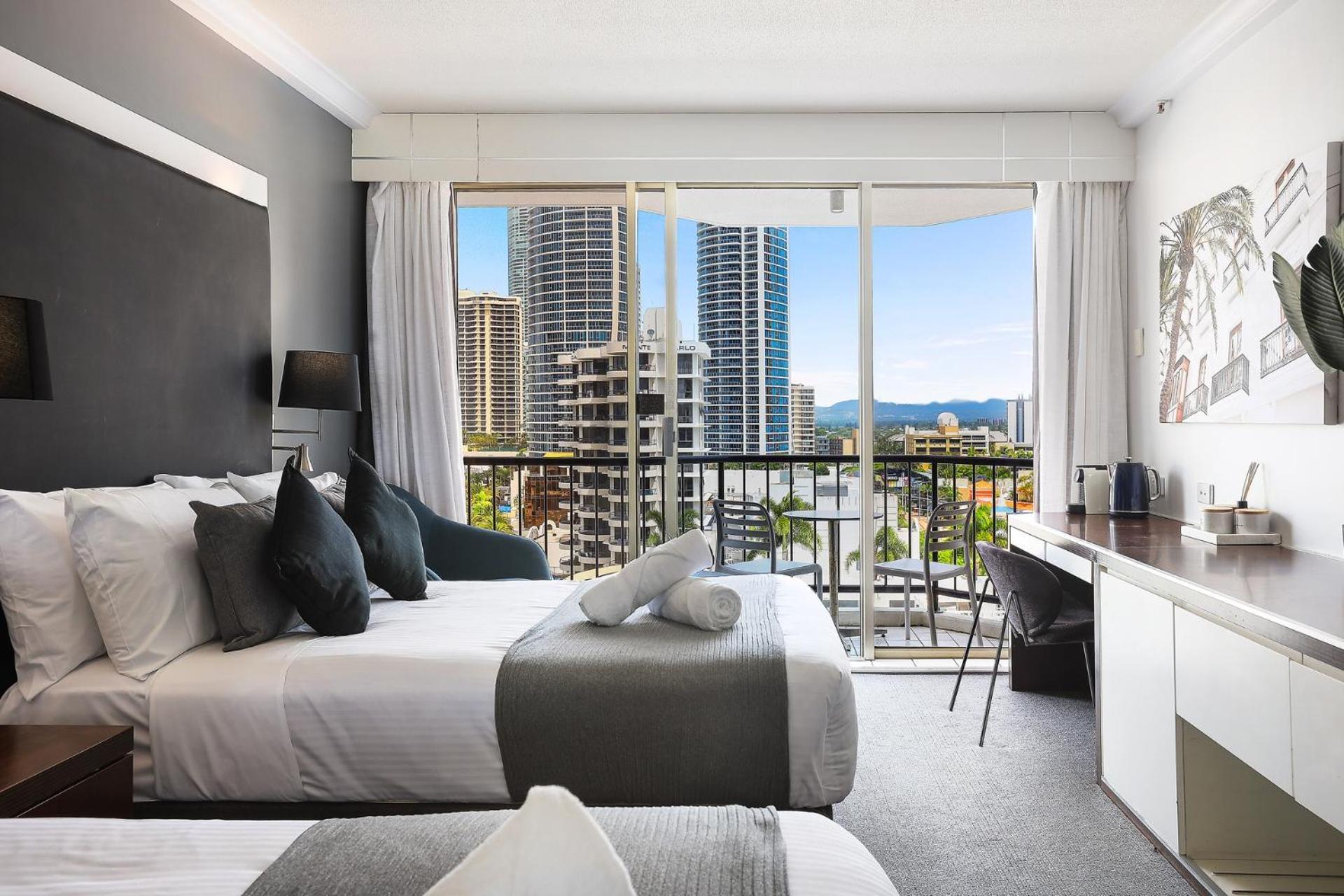 New Stunning Surfers Apartment. Apartment *